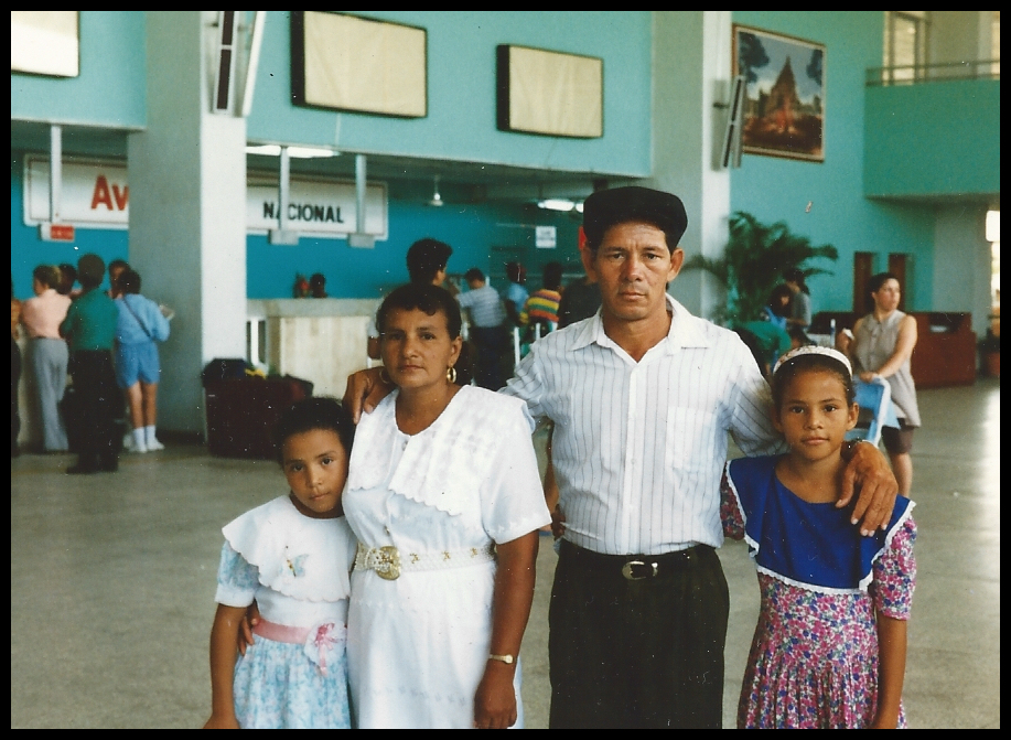 Angel in his usual dark beret,
              with wife Linda and their (her) 2 daughters