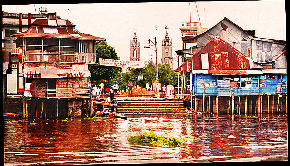 entrance
                  step-dock to Santisima Cruz with adjacent pile houses,
                  seen from mid-river Mojana during rainy season
                  flooding