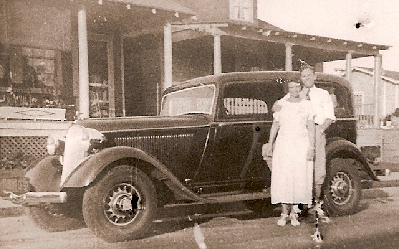 Rev & Jo & honeymoon Pontiac
        before her parents' summer shore house Margate New Jersey 1935