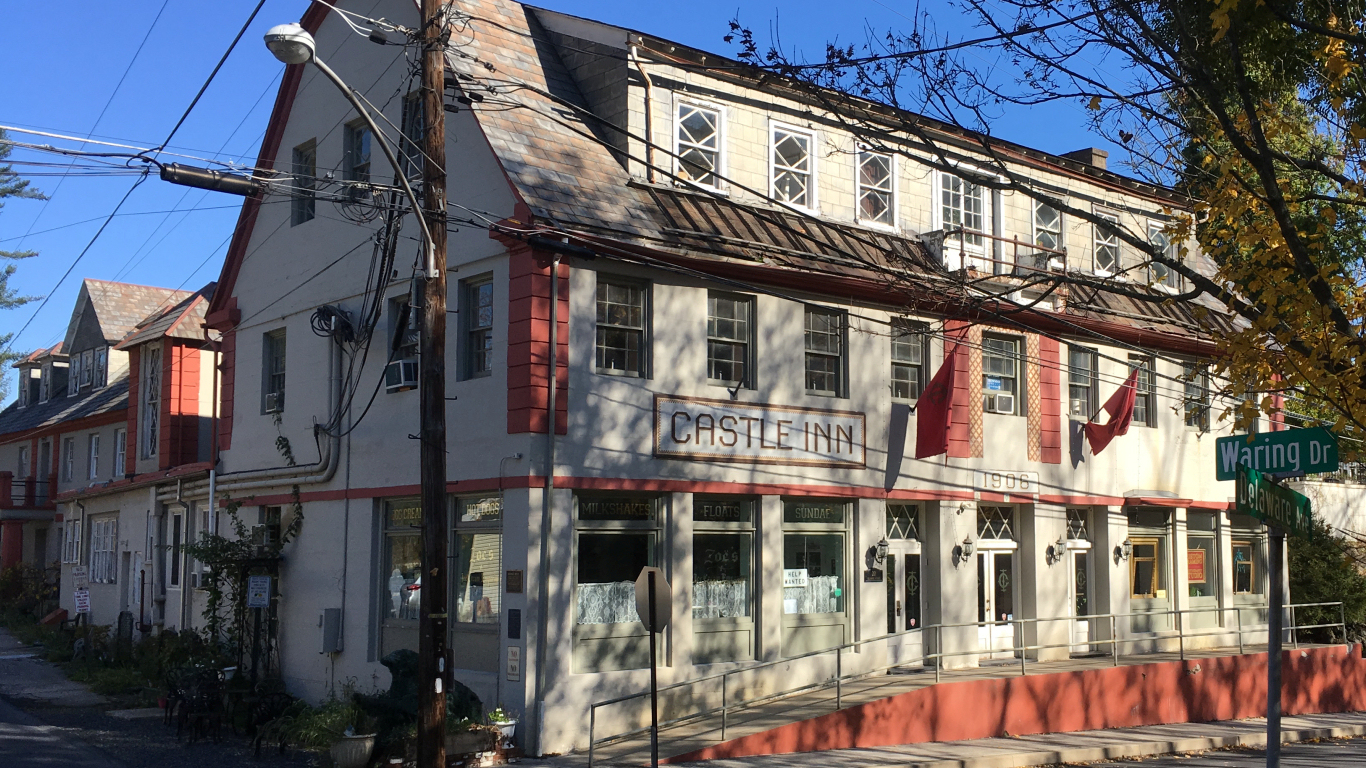 rose and white
              facade of three-storey old inn and a street sign saying
              'Waring Drive'