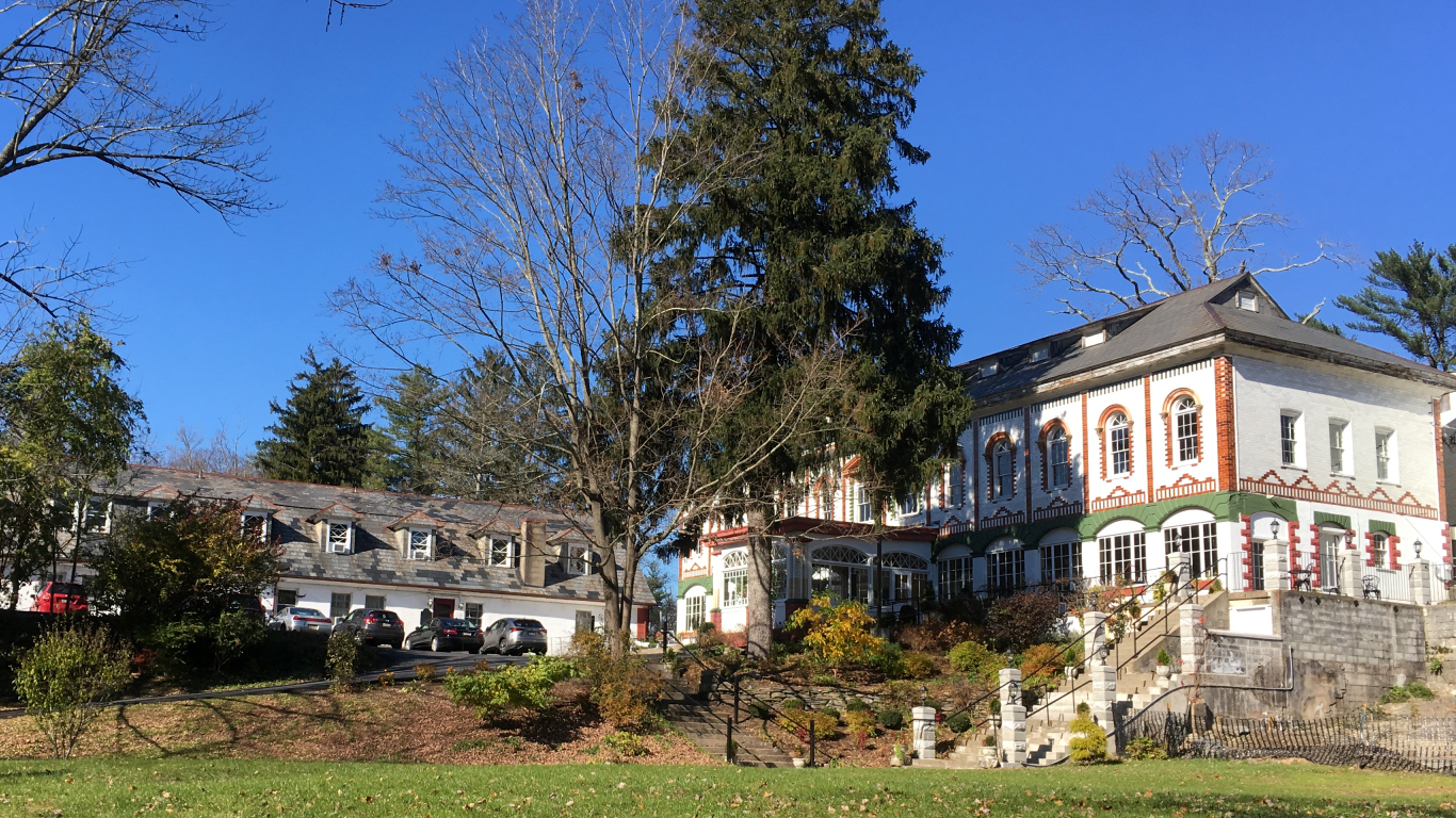 old Castle Inn showing the
                German-Victorian-era-style wing