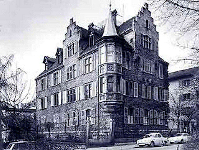 four-story Victorian-era German-looking
              mansion near downtown Zürich, former Jung Institute
              on Gemeinde Strasse