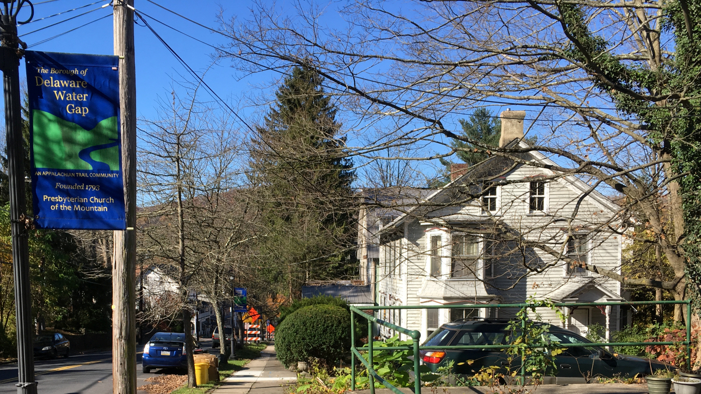 big white house and a pretty blue
              banner announcing the town of Delaware Water Gap